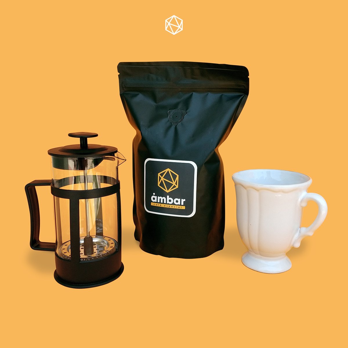 prensa francesa con taza y café 